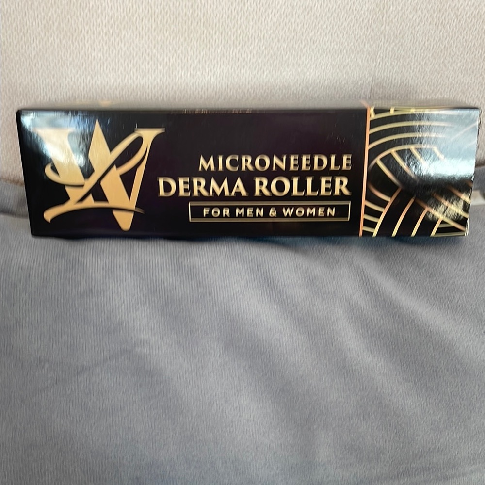 Microneedle Derma Roller - Black and Gold